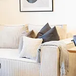 Cozy Industrial 8Min Dancing House Apartment, Prague