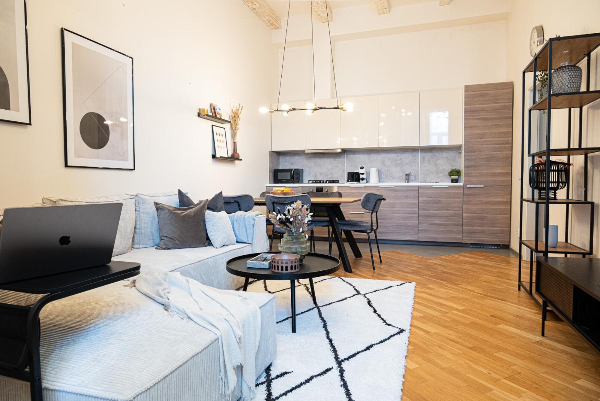 Cozy Industrial 8min Dancing House Apartment, Appartamento *