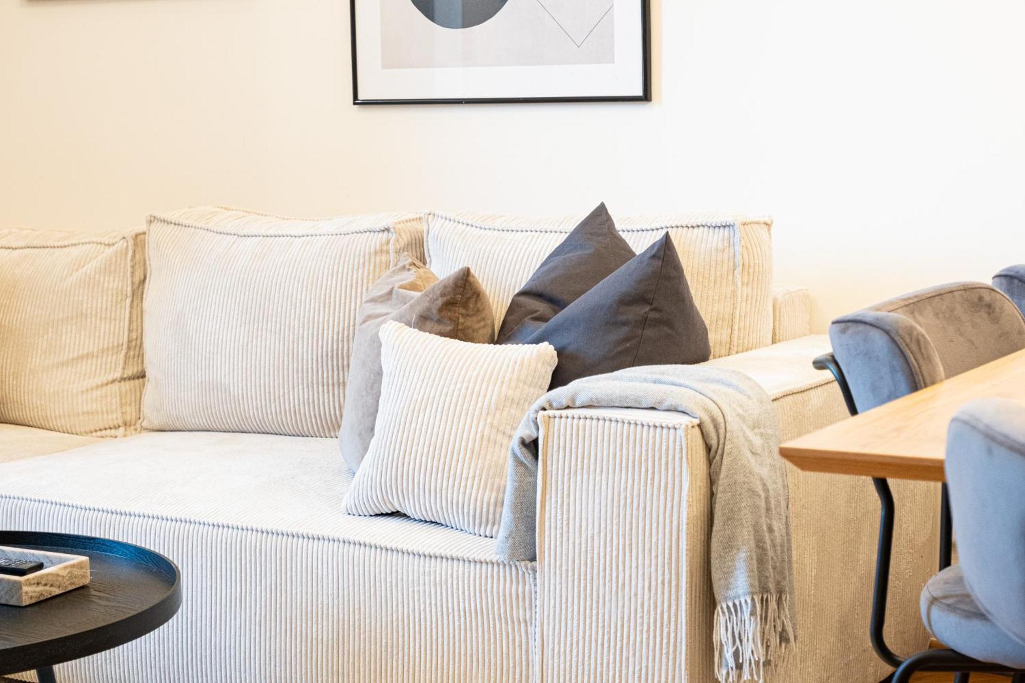 Cozy Industrial 8min Dancing House Apartment, * Praga