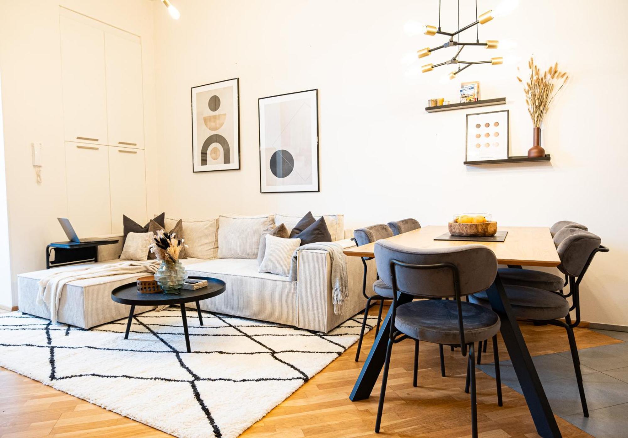Cozy Industrial 8min Dancing House Apartment,