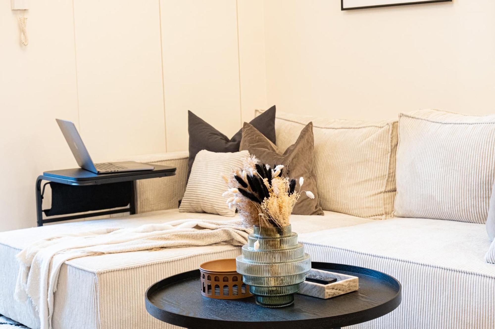 Cozy Industrial 8min Dancing House Apartment, Appartamento
