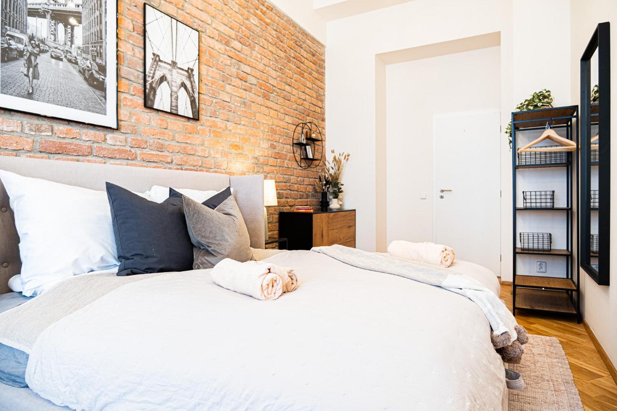 Cozy Industrial 8min Dancing House Apartment, Appartamento *
