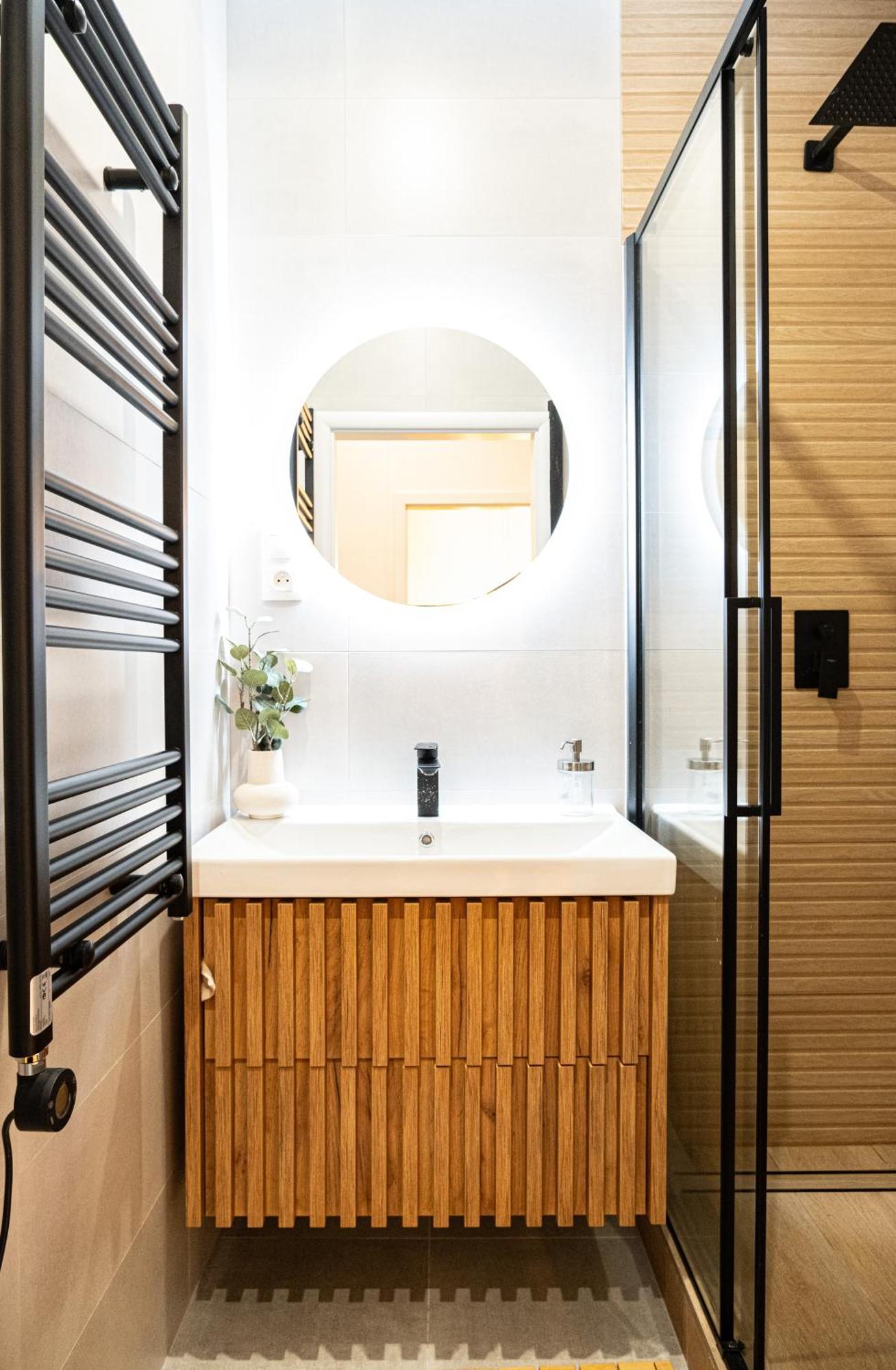 Cozy Industrial 8min Dancing House Apartment, Praga