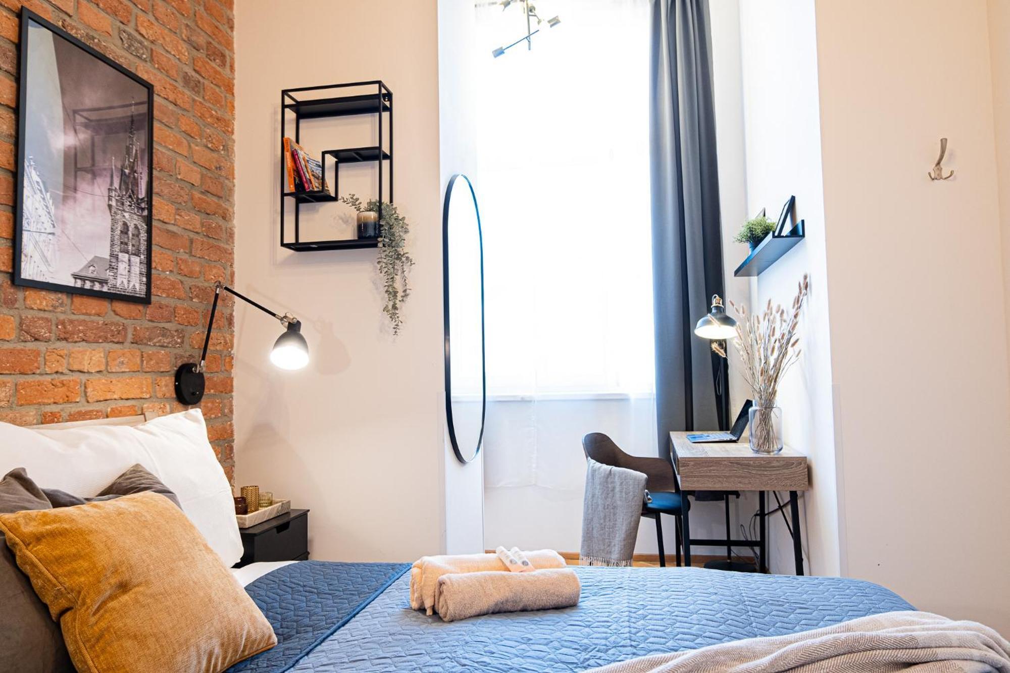 Cozy Industrial 8min Dancing House Apartment, * Praga
