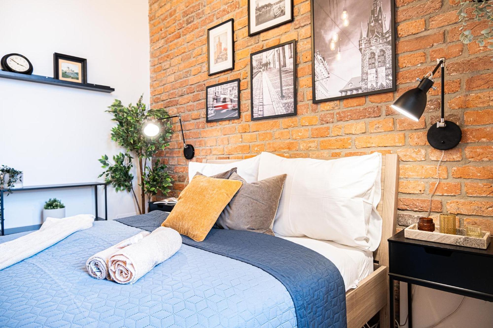 Cozy Industrial 8min Dancing House Apartment, Praga