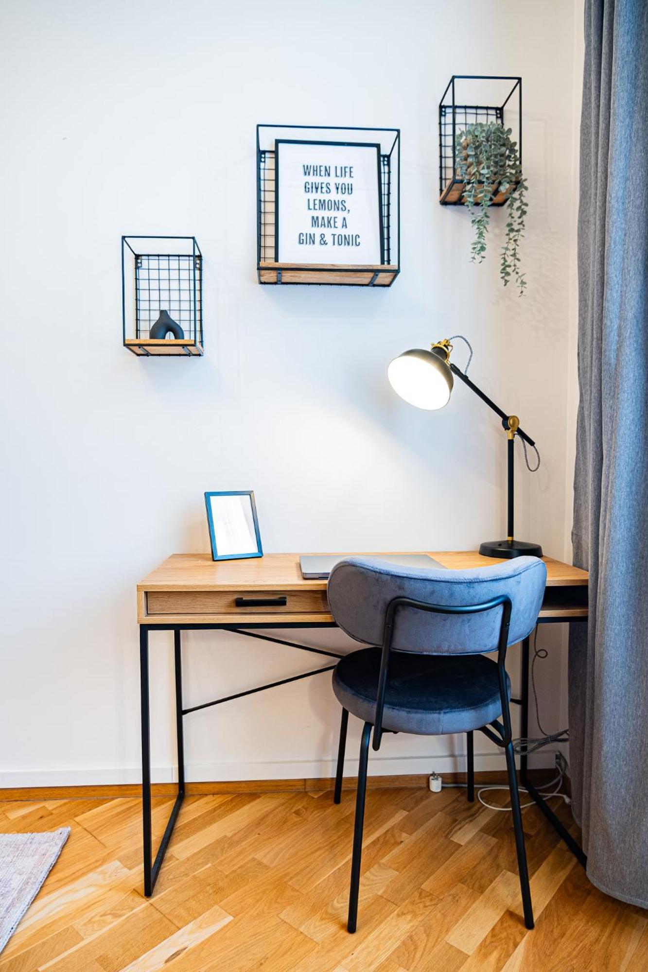 Cozy Industrial 8min Dancing House Apartment,