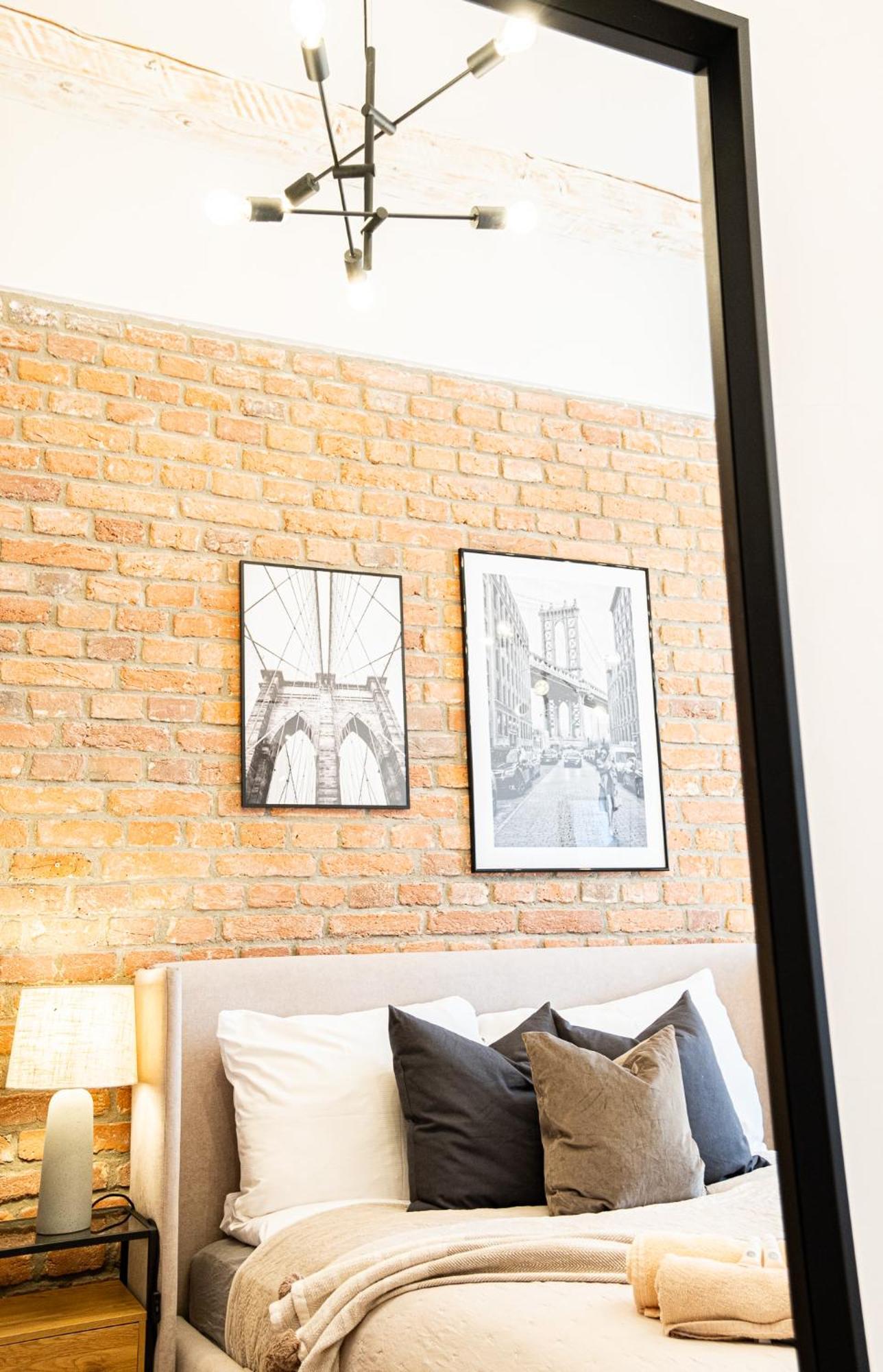Cozy Industrial 8min Dancing House Apartment, * Praga